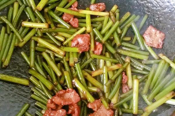 快手好吃的下饭菜蒜苔炒肉的做法图解5