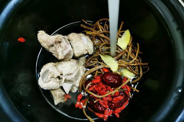 茶树菇红枣汤的做法图解3