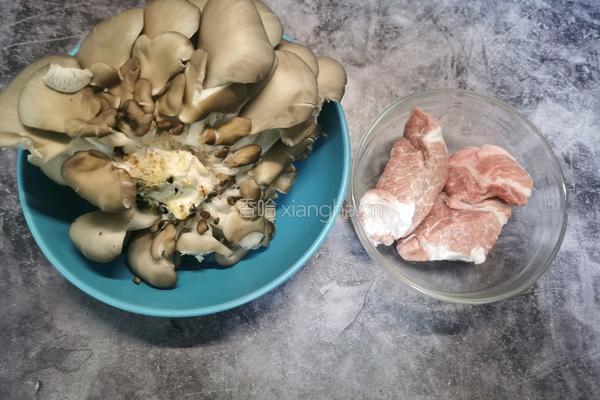 蘑菇肉片汤的做法图解1