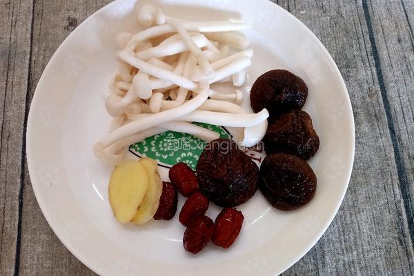 砂锅菌菇鸡汤的做法图解5