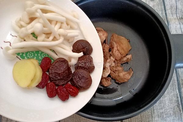 砂锅菌菇鸡汤的做法图解6