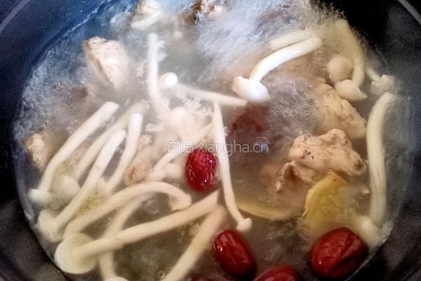 砂锅菌菇鸡汤的做法图解8