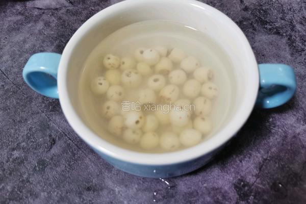银耳莲子石榴汤的做法图解4