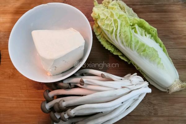 蟹味菇白菜豆腐汤的做法图解1
