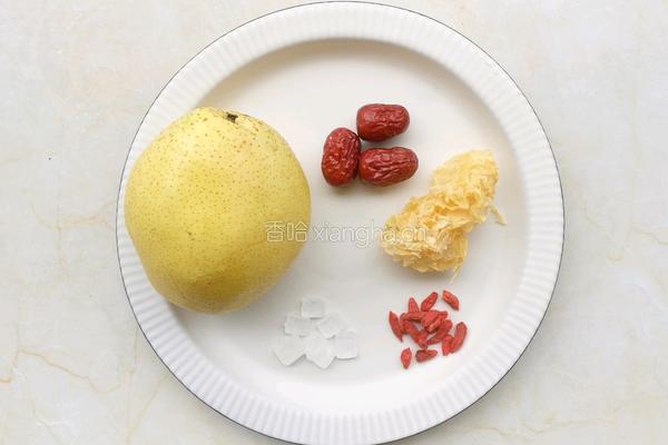 冰糖银耳雪梨羹的做法图解1