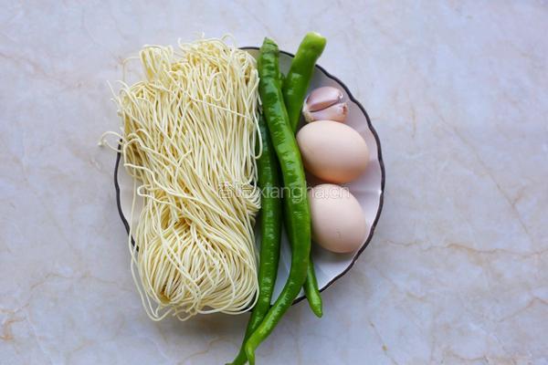 青椒鸡蛋拌面的做法图解1