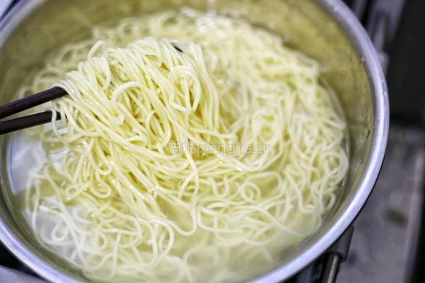 青椒鸡蛋拌面的做法图解6