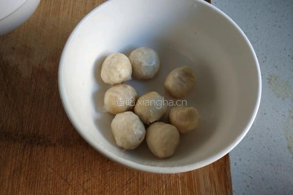 娃娃菜海鲜菇丸子汤的做法图解6
