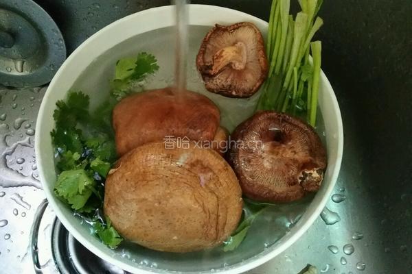 香菜鸭肉宽面的做法图解2