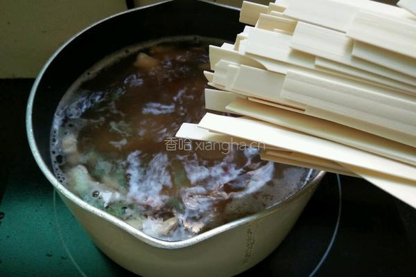 香菜鸭肉宽面的做法图解9
