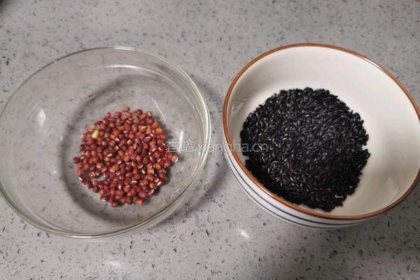 红豆黑米鸡蛋甜汤的做法图解1