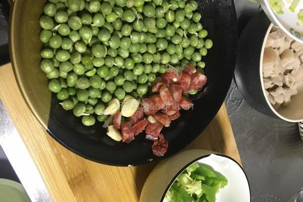 豌豆 青豆炒腊肠的做法图解1