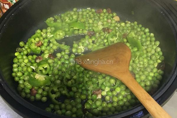 豌豆 青豆炒腊肠的做法图解3