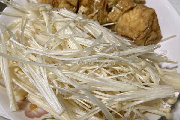 金针菇烧油豆腐的做法图解1