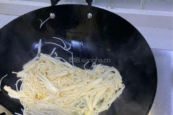 金针菇烧油豆腐的做法图解3