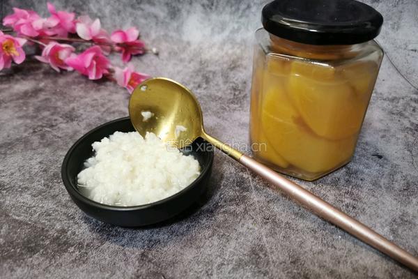 醪糟黄桃罐头甜汤的做法图解1