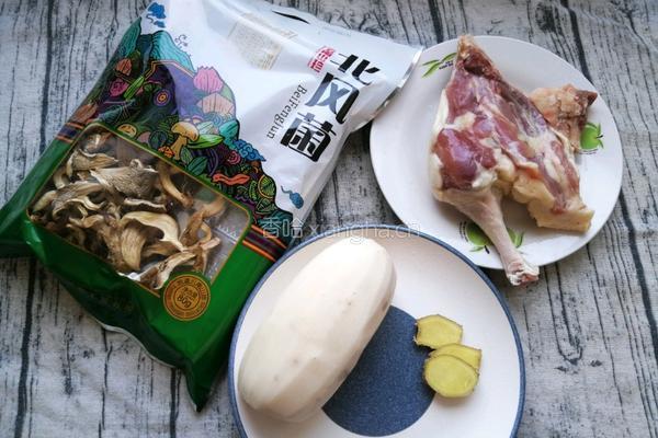 莲藕鸭腿煲的做法图解1