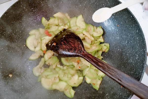 剁椒炒西葫芦的做法图解7