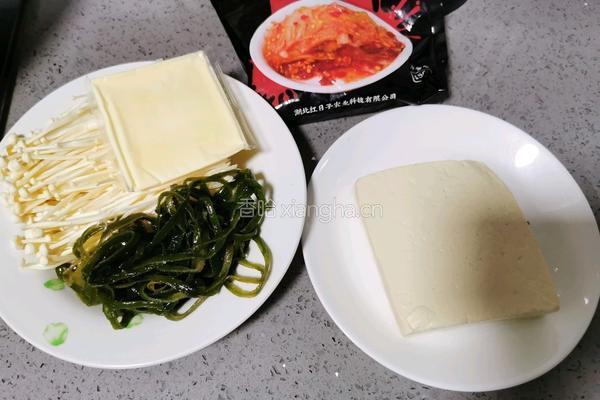 辣白菜豆腐海带汤的做法图解1