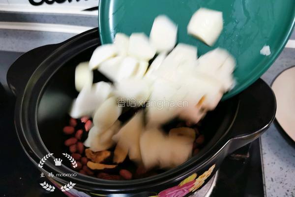 莲藕芋头红枣汤的做法图解7