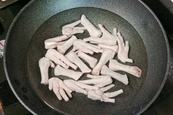 花生红枣鸡爪汤的做法图解4