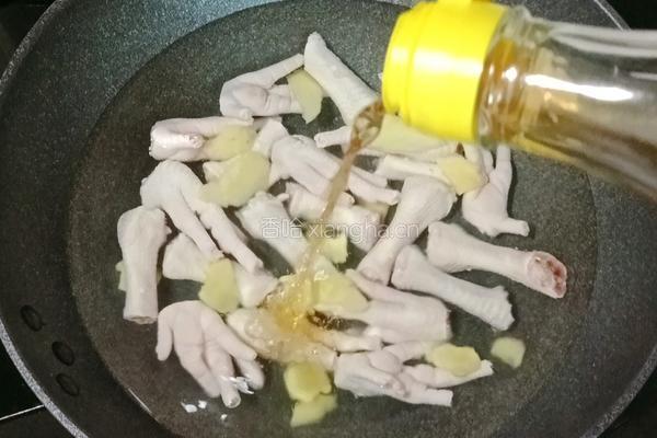 花生红枣鸡爪汤的做法图解5