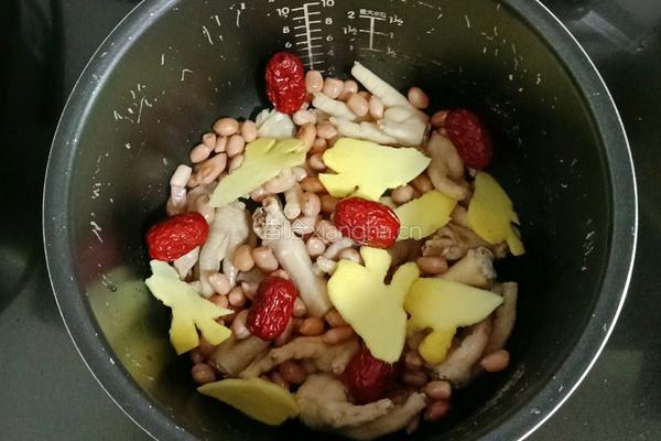 花生红枣鸡爪汤的做法图解8