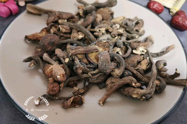 榛蘑炖鸡汤的做法图解1