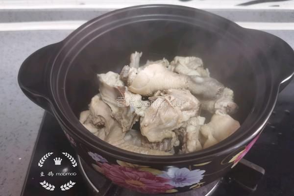 榛蘑炖鸡汤的做法图解6