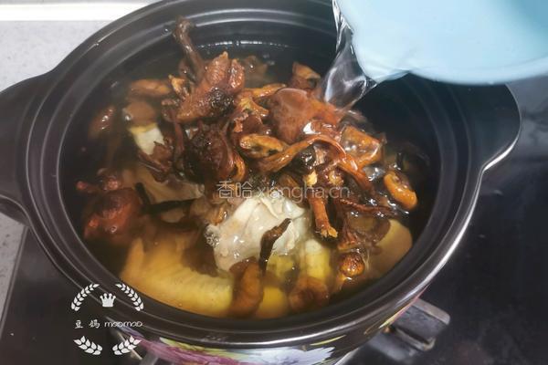 榛蘑炖鸡汤的做法图解8