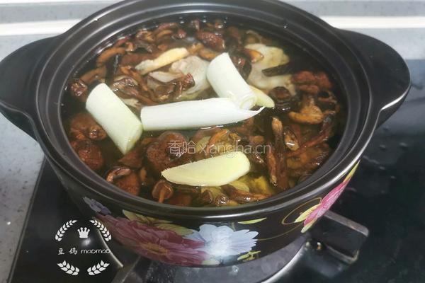榛蘑炖鸡汤的做法图解9