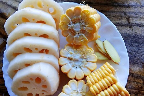 玉米莲藕花生筒骨汤的做法图解5