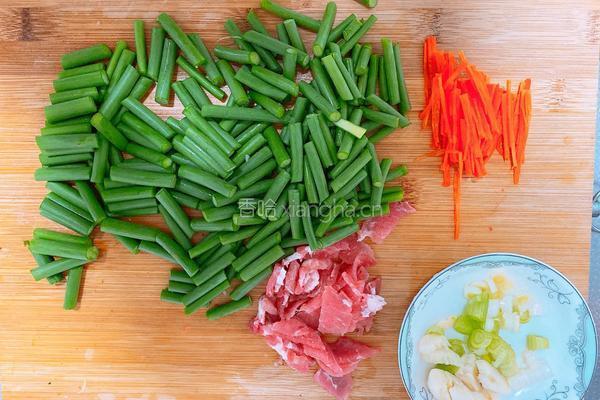 蒜苔炒肉的做法图解2