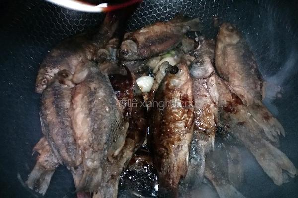 黄豆焖小酥鱼的做法图解7