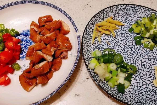 酸辣肥肠的做法图解1