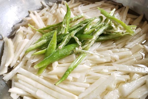 青椒土豆丝的做法图解1