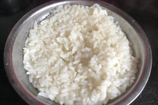 熏肉香菇炒饭的做法图解1