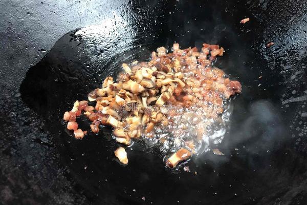 熏肉香菇炒饭的做法图解5
