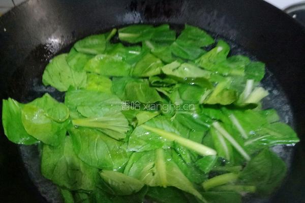 滑蛋虾仁配白灼菜芯的做法图解4