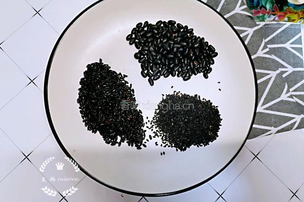 黑芝麻坚果脆米糊的做法图解1