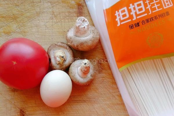 番茄鸡蛋面的做法图解1