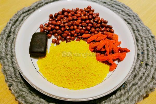 红豆小米粥的做法图解1