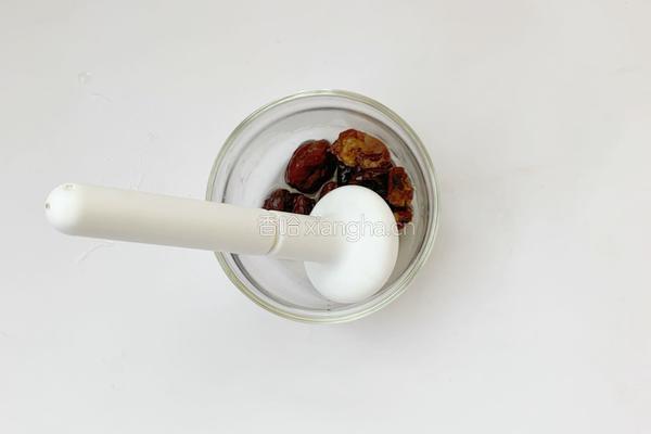7个月宝宝辅食：红枣蛋黄泥的做法图解1