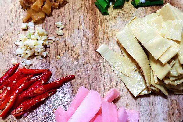 泡菜炒嫩牛肉的做法图解1