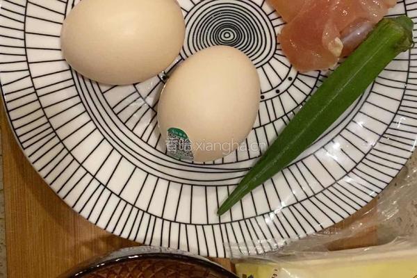 番茄鸡肉秋葵厚蛋烧的做法图解1