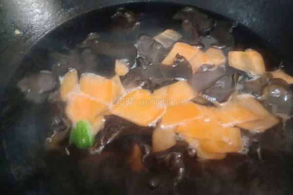 猪肉炒杂蔬的做法图解2