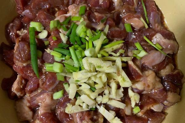 芹菜炒牛肉的做法图解1