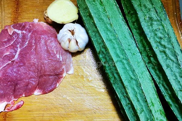 丝瓜炒肉片的做法图解1