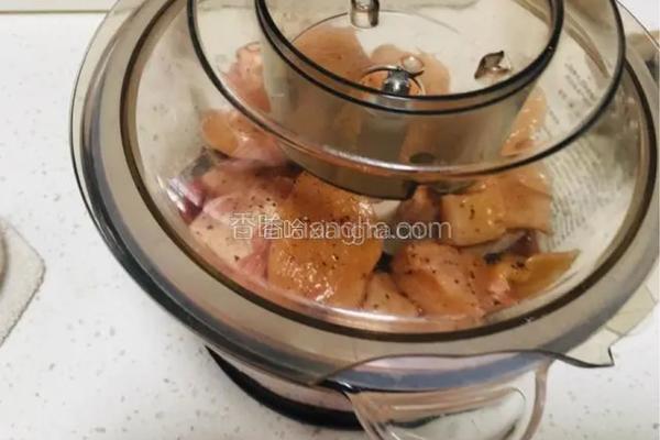 脆皮炸鸡肉和猪肉小肠的做法图解10