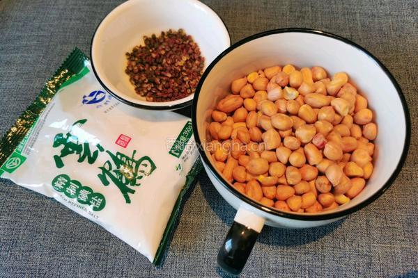 盐爆花生米的做法图解1